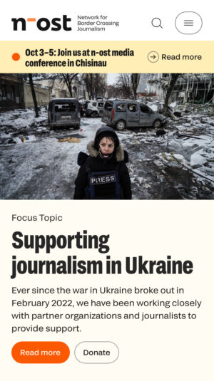 A screenshot of the n-ost website. Under a menu bar on top with the n-ost logo stands a featured article with an image of a deserted street in Ukraine and a female journalist with a kevlar vest saying 
